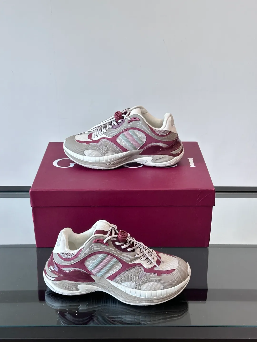 [G Home] Top P: 1020💰 Men’s size will be released first Size: 39-45 (45 customized) Gucci Gucci, couple model, women’s model will be released later, new 2.0 futuristic sports shoes‼ ️A pair of subversive sneakers is here. Gucci 2.0, a full series of 4 colors with key investment, smart silhouette: slightly curved forefoot design, you can clearly feel the propulsion when commuting and trotting, and it can enhance the sense of line extension when paired with wide-leg pants or cycling pants. EVA thick soles not only have a comfortable height-increasing effect, but also reduce weight (it actually lasts 3 hours of shopping without tiring your feet!) Highlight moments for lazy people: 2. Just choose it for airport wear! You can take them off in seconds after passing the security check (you can put them on as soon as you lift the heel strap), because the shoes come with a sliding buckle, so no need! ! Tie your shoes. Really achieve the sense of relaxation that goes with you.
